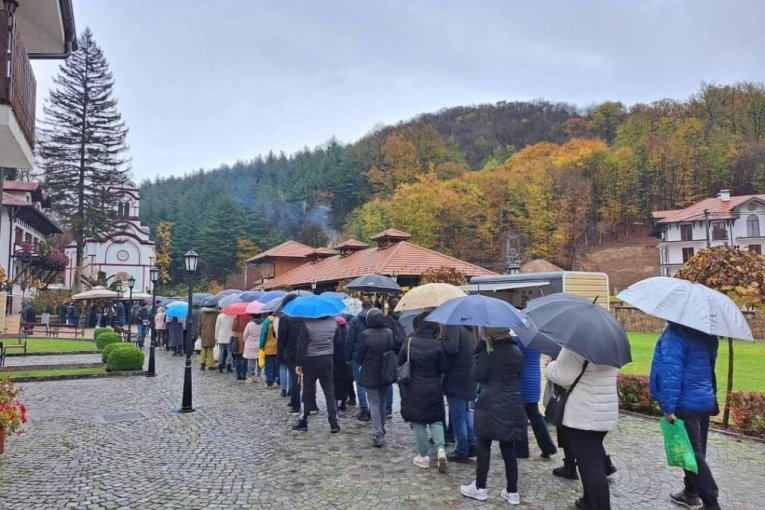 Vrnici ispred manastira