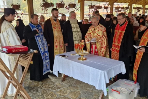 VERNICI POHRLILI U TUMANE: U manastiru se nalaze mošti Svetog Nektarija Eginskog, koji leči karcinom i leukemiju (FOTO)