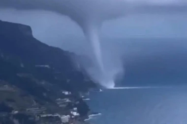 ZASTRAŠUJUĆA MORSKA PIJAVICA SNIMLJENA U ITALIJI: Stravičan snimak! Nastala u moru, iz sve snage se ZABILA U LITICU (VIDEO)