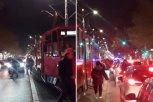 ŽENA SE KOLIMA ZAKUCALA U TRAMVAJ: Haos u Beogradu - policija na licu mesta!