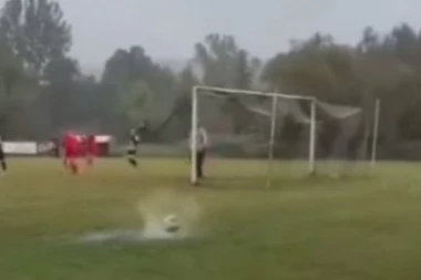 TEŽAK JE ŽIVOT NAVIJAČA: Snimak koji je postao viralan na društvenim mrežama - SVE JE KRENULO PO ZLU! (VIDEO)