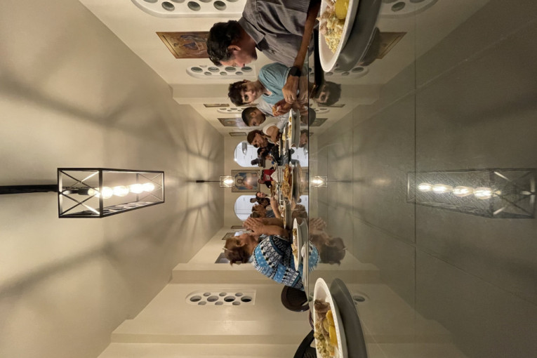 Zajednički obrok za stolom