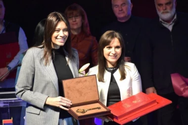 Ministarki Ireni Vujović ključ grada i priznanje ''Počasni građanin opštine Ruma''