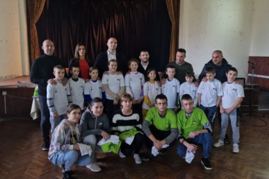 SPORTSKI SAVEZ SRBIJE NASTAVIO AKCIJU! Štefanek i Marinković darivali decu iz Tomaševca!