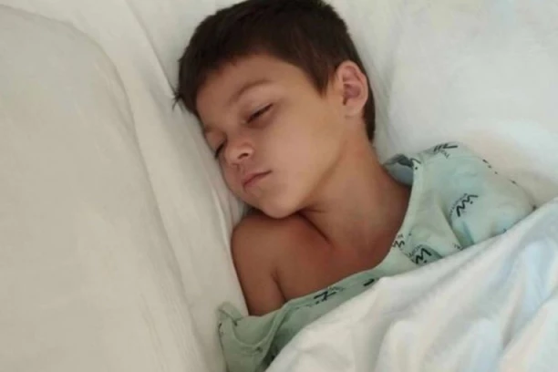 OGNJEN IMA SVEGA ŠEST GODINA I DEVET DIJAGNOZA! Trpi tolike bolove da glavom udara u zid! MAJKA MOLI ZA POMOĆ, POTREBNO MU HITNO LEČENJE U INOSTRANSTVU!