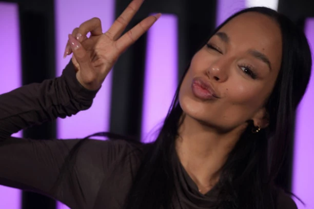 SKINULA SE EDITA! Pevačica stala ispred ogledala, pa zauzela pozu! Evo šta je napisala uz objavu! (FOTO)