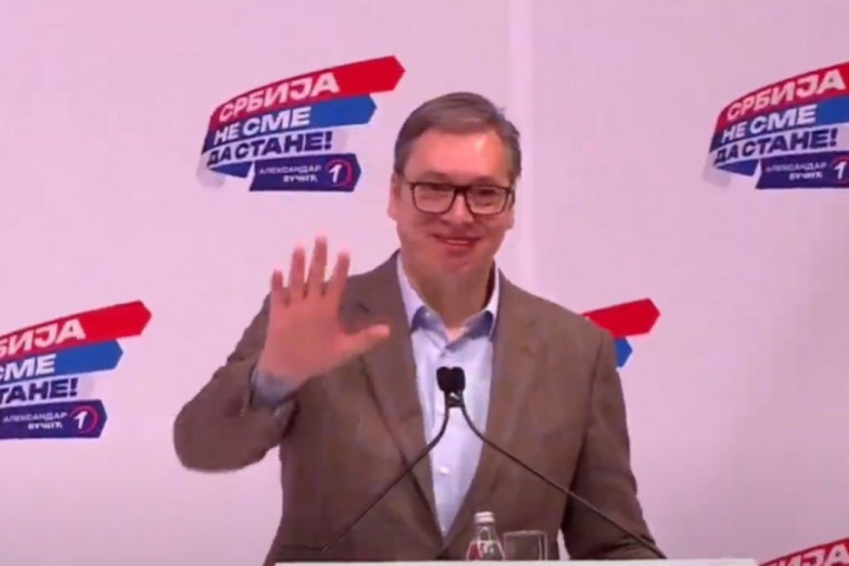 "RAZMISLITE KO ČUVA SRBIJU, A KO BI JE NA TACNI PRODAO! Aleksandar Vučić na mitingu u Kraljevu pozdravljen ovacijama. "IZBORI NISU IGRA"!