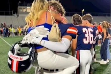 NEĆETE VEROVATI U KAKVOM SU SRODSTVU DEVOJKA I MOMAK SA SLIKE: "Posle utakmice je potrčala i zaskočila ga, a onda su se dugo grlili, u šoku smo kada smo saznali šta mu je ona!"