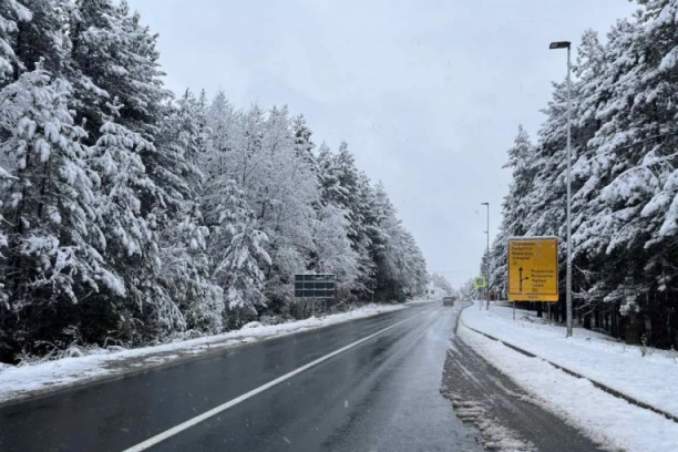 NA SRPSKIM PLANINAMA SNEG ŠIBA KAO DA JE JANUAR! Put od Nove Varoši do Zlatibora ZAVEJAN, kamioni stoje u kolonama!
