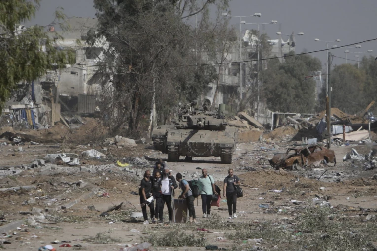 GLADNI I OČAJNI LJUDI TRČE S VREĆAMA DA BI IH NAPUNILI NAMIRNICAMA: Haos u Gazi zbog brašna, neki od građana se penju na kamione s humanitarnom pomoći