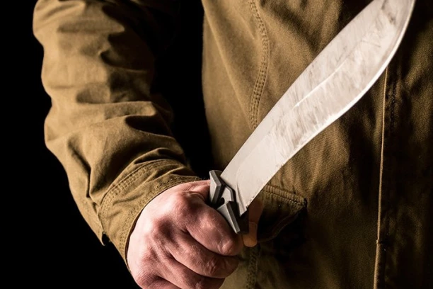 MANIJAK NA ULICI NAPAO MAČETOM PROLAZNIKE! Sekao ih po rukama i licu, a onda se dogodio preokret