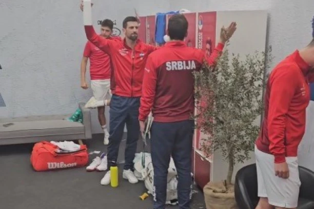 TRESLA SE SVLAČIONICA! Srbi PEVALI da se NAJEŽIŠ! Orilo se "Marš na Drinu"! Kapetan Nole POSTROJIO saborce! (VIDEO)