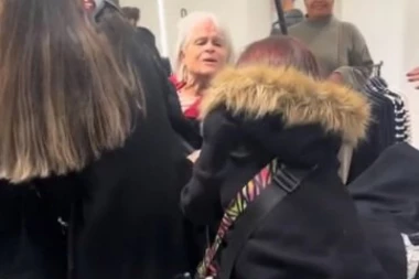 LUDILO NA CRNI PETAK: Pogledajte kako se Turkinje tuku zbog jakne! KAO U BOKSERSKOM RINGU (VIDEO)