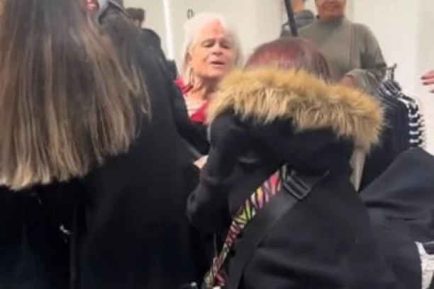 LUDILO NA CRNI PETAK: Pogledajte kako se Turkinje tuku zbog jakne! KAO U BOKSERSKOM RINGU (VIDEO)