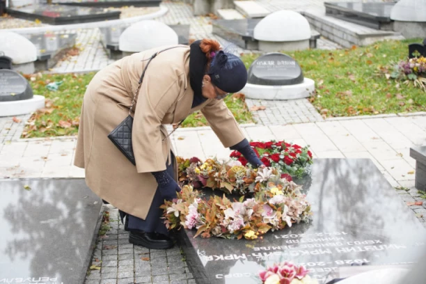 MISTERIOZNA PORUKA NA MRKINOM GROBU: Ana Bekuta zatekla ove REČI, videla je NJU kako ostavlja TRAGOVE!