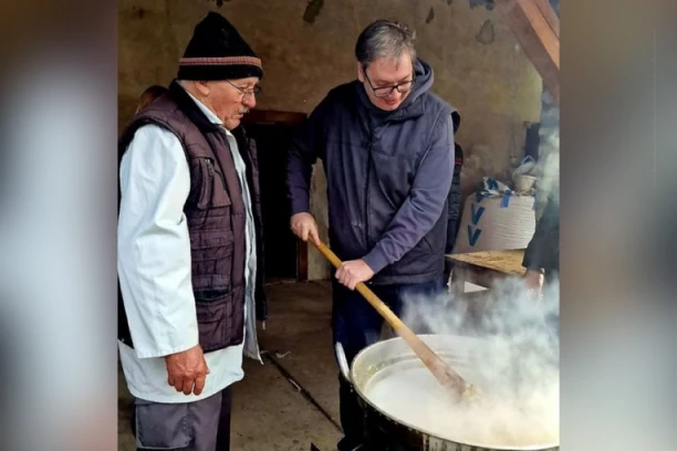 PORODICA JE STUB SRBIJE! Predsednik pravio čvarke u selu kod Subotice: Običaji su ono što nas je održalo! (FOTO)