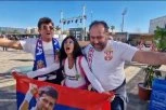 LEPA ITALIJANKA U TRANSU ZBOG NOVAKA! Raširila srpsku ZASTAVU, pa zapevala "Veseli se, srpski rode"! Snimak koji je OBIŠAO svet! (VIDEO)