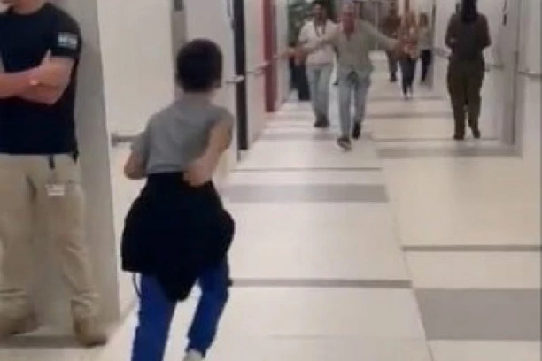 "TERALI GA DA GLEDA SNIMKE KRVIH NAPADA, PLAŠILI PUŠKAMA KAD JE PLAKAO..."! Tetka izraelskog taoca (12) otkrila UŽAS kroz koje je mališan prošao u zatočeništvu HAMASA! (FOTO)