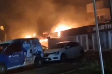 DETALJI POŽARA U SURČINU: Jedna osoba zadobila povrede - vatrenu stihiju obuzdava 20 vatrogasaca! (FOTO/VIDEO)