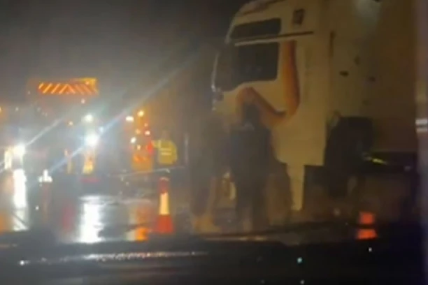 KAMION SLETEO SA PUTA KOD ALEKSINAČKIH RUDNIKA: Zastoji na ovoj deonici!