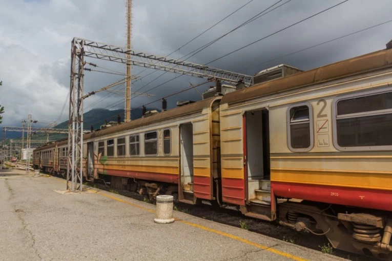SUDAR VOZA I KAMIONA NA PRUZI ŠABAC-LOZNICA: Kamiondžija zanemario znak "STOP"