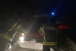 VATROGASCI IZVLAČILI DVE OSOBE IZ ZAVEJANOG AUTOMOBILA, PUTARI JOŠ DVE! Drama kod Ivanjice: Jedva se probili do njih zbog nepristupačnog terena! (FOTO)