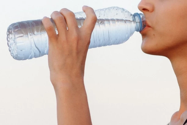 POZNATA MARKA FLAŠIRANE VODE SE POVLAČI SA TRŽIŠTA: Kontaminirana bakterijama, STRUČNJACI UPOZORAVAJU DA SE NIKAKO NE KORISTI