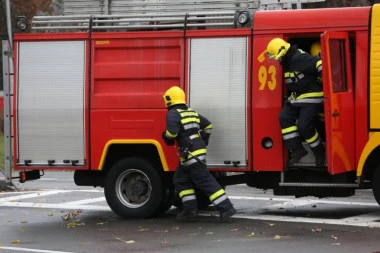 KULJA DIM NA SVE STRAN! Vatrena stihija kulja na Voždovcu - vatrogasci na terenu! (VIDEO)
