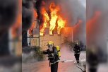 VATRENA STIHIJA BUKTI KROZ PROZORE MAGACINA: Vatrogasci se dva sata bore sa vatrom - požar i dalje nije lokalizovan! (FOTO/VIDEO)