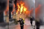 VATRENA STIHIJA BUKTI KROZ PROZORE MAGACINA: Vatrogasci se dva sata bore sa vatrom - požar i dalje nije lokalizovan! (FOTO/VIDEO)