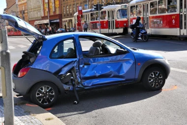 LANČANI SUDAR U BEOGRADU! Učestvovala tri automobila i tramvaj!