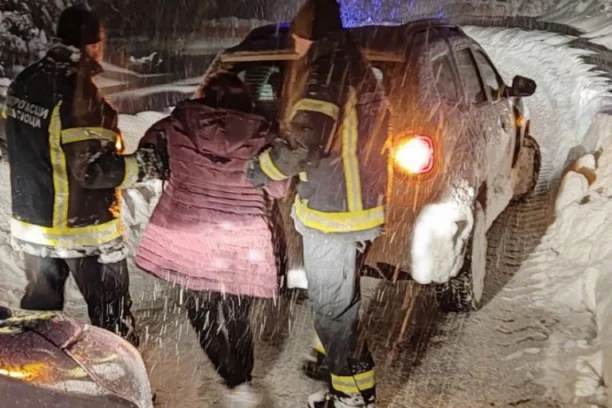 VANREDNA SITUACIJA U VRANJU, PUTNICI SATIMA EVAKUISANI! Snežna oluja prouzrokovala HAVARIJU na dalekovodima! (FOTO)