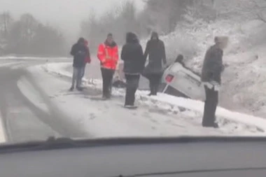 JEZIVO! AUTOMOBIL IZLETEO SA KOLOVOZA PA SE PREVRNUO NA KROV: Nesreća kod Rudnika!