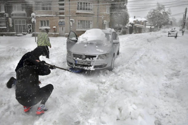 U SNEŽNOJ OLUJI TRI OSOBE IZGUBILE ŽIVOT! Vetar šiba 100 km/h, hiljade domaćinstava ostalo BEZ STRUJE!