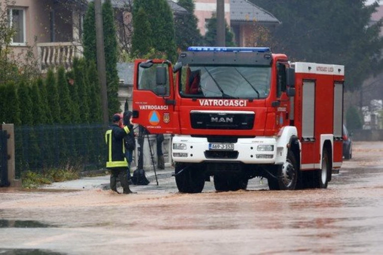 OSTAVIO ČETVORO DECE OD TRI DO ŠEST GODINA SAME U STANU KADA JE IZBIO POŽAR:  Određen pritvor muškarcu iz Zemuna!