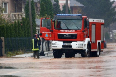 IZBIO POŽAR U KUĆI, PA NA TAVANU EKSPLODIRALE BOMBE: Drama kod Bijeljine - pet vatrogasnih vozila na terenu!