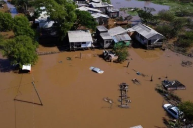 BUJICA ODNELA ŽENU SA DETETOM U NARUČJU! Uhvatila se za banderu i DOZIVALA pomoć, jeziva scena zabeležena tokom NEVREMENA! (VIDEO)