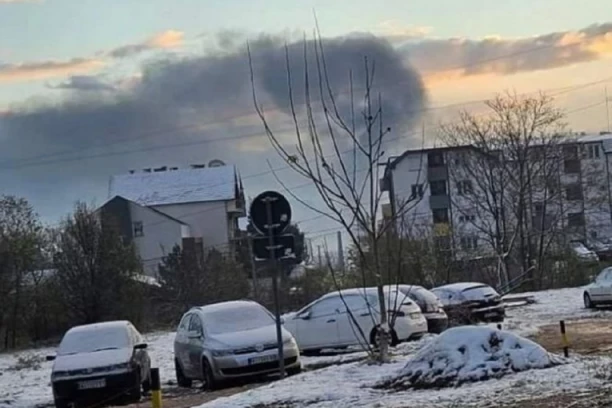 NAKON VATRENE STIHIJE U NIŠU, DIM I DALJE KULJA NAD GRADOM! Meštani zabrinuti - još uvek gori magacin? (FOTO)