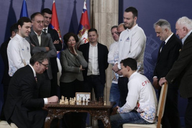 VUČIĆ OČI U OČI SA SVETSKIM PRVAKOM! Predsednik seo i zaigrao šah - pogledajte kako je to izgledalo! (VIDEO)