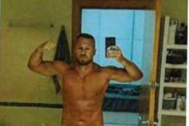 ZVICER PREKO SKAJA SLAO GOLE SLIKE, PA SE HVALIO VELIČINOM! Haos na suđenju za četiri zverske likvidacije "škaljaraca" u Grčkoj, advokat komentariše neobrijane noge vođe "kavačkog klana"!