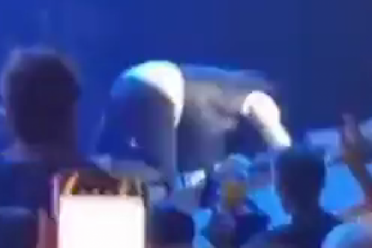 Željko Bebek pao na koncertu
