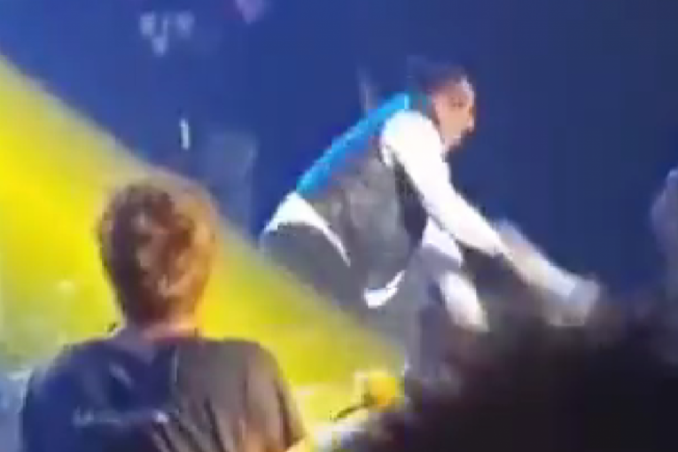 Željko Bebek pao na koncertu