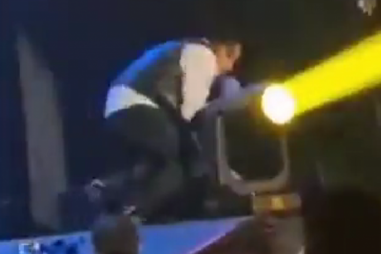 Željko Bebek pao na koncertu