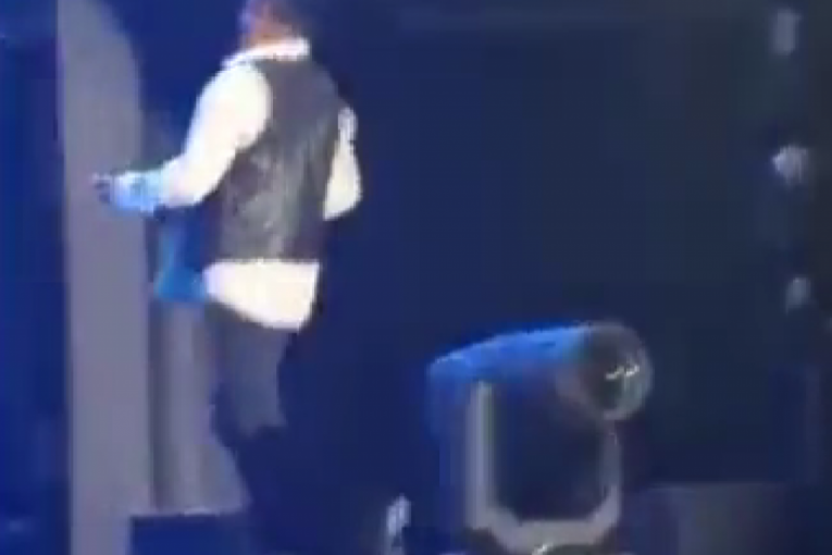 Željko Bebek pao na koncertu