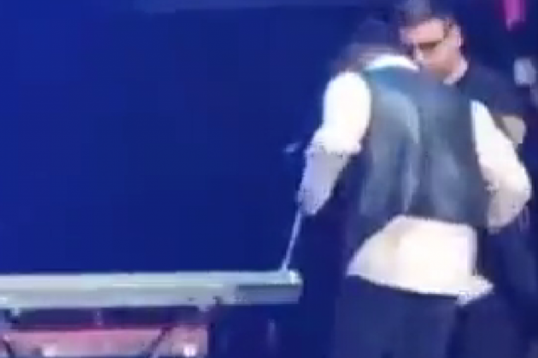 Željko Bebek pao na koncertu