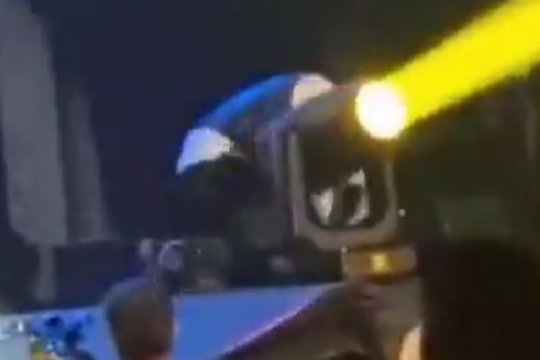 Željko Bebek pao na koncertu