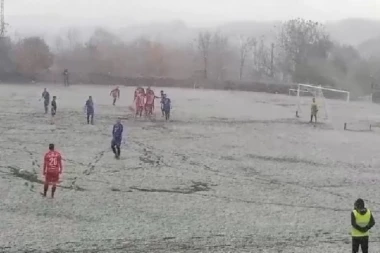 ZIMSKA IDILA: Obilne snežne padavine donele su i kišu golova - sjajna fudbalska predstava u Kniću za kraj prvog dela sezone! (VIDEO)