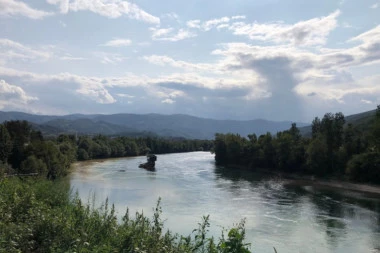 IZ DRINE IZVUČENO BEŽIVOTNO TELO MUŠKARCA: Nastavlja se potraga za drugim!