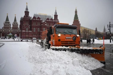 MOSKVA OKOVANA SNEGOM, KOLONE VOZILA DUGE 10 KILOMETARA! Ruska prestonica na udaru NAJVEĆE snežne oluje u proteklih 60 GODINA! (VIDEO)