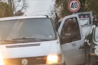 DETALJI MAKLJAŽE NA SENJAKU: Vozač kombija makazama nasrnuo na taksistu, pa dobio udarac u glavu!
